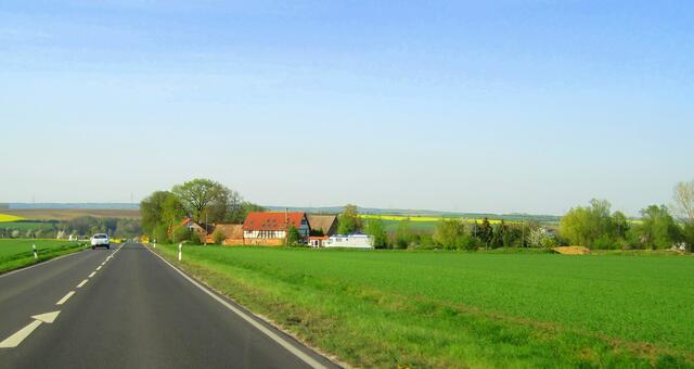 Rechts beginnt das Gelände für die berühmten Motocrossveranstaltungen von Apolda