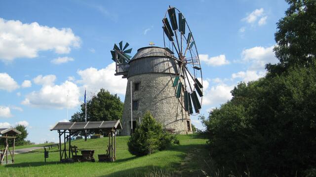 An der Holländermühle auf dem Sachsenberg bei Eckartsberga fährt man direkt vorbei.