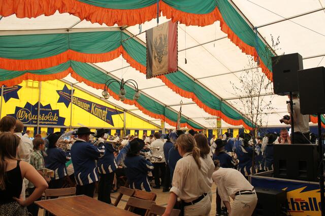 Einmarsch ins Festzelt