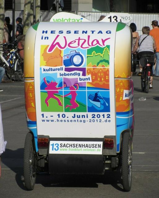 Velotaxi mit Hessentagswerbung an der Hauptwache in Frankfurt
