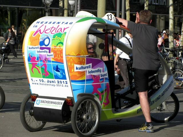 Velotaxi mit Hessentagswerbung an der Hauptwache in Frankfurt
