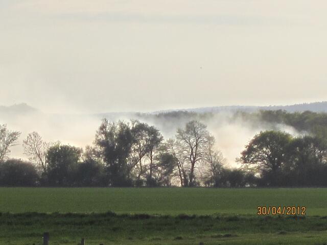 Ungefähr sieben Stunden qualmte es so weiter und die Feuerwehr löschte offenbar unentwegt
