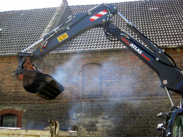 ...dampfend und teerig stinkend...