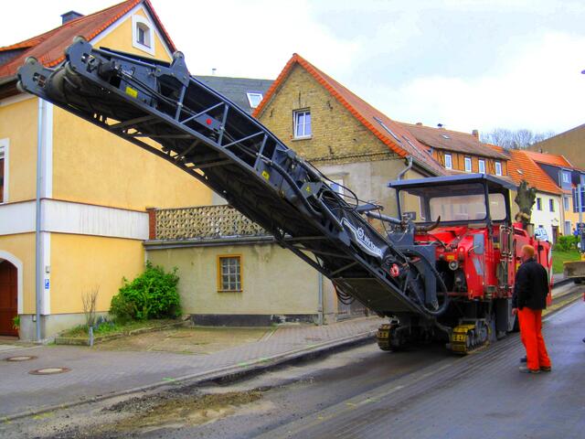 Zunächst mußte der alte Straßenbelag abgeschreddert werden.