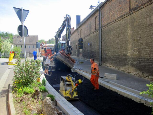 Konzentration, Körperkraft und Druchhaltevermögen fordern den Straßenbauern viel ab. Jeder Arbeitsgang muß sitzen, verläßliche Teamarbeit ist Voraussetzung.