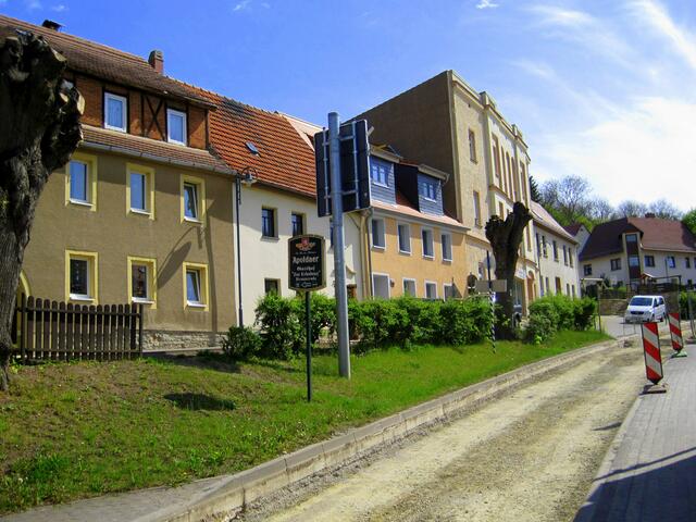 Hier gefährdeten unterirdische Wasserlaufkanäle die Straßenstabilität.