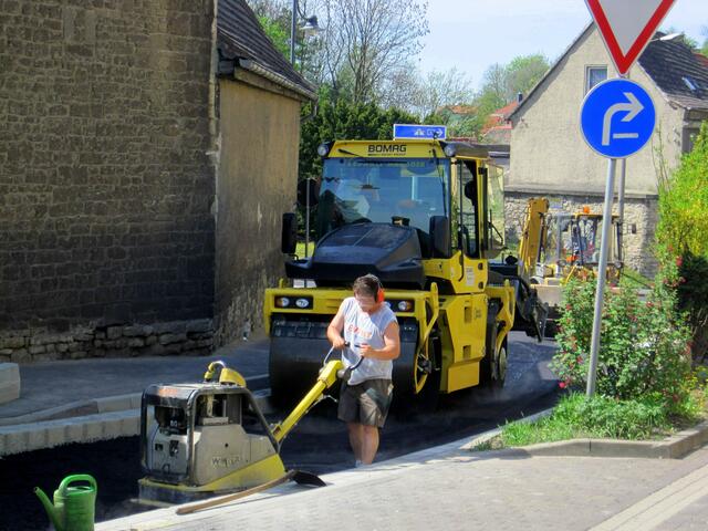 Schweißtreibende Arbeit auf dem warmen Belag in der Sonne.