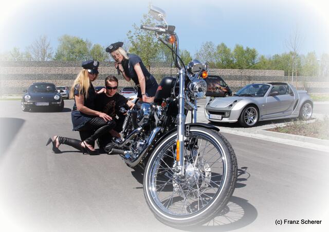 Harley Davidson Westpoint Augsburg - Highway Patrol-Sgt's Michaela und Andrea stoppen Tom auf seiner 2012er Harley Seventy-Two - Kontrolle ist angesagt - aber wie es aussieht, können Michaela und Andrea nicht widerstehen - die Bewunderung siegt ...