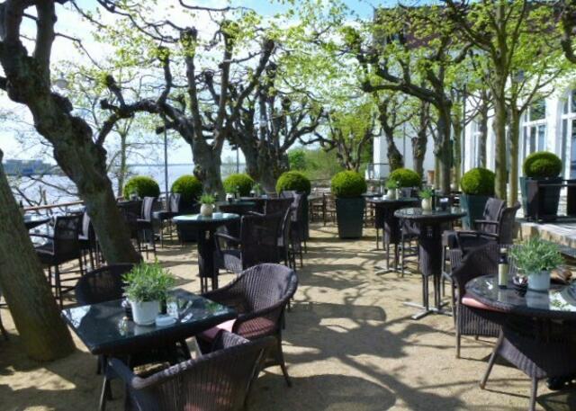 Auf der Linden-Terrasse im Kaffeegarten