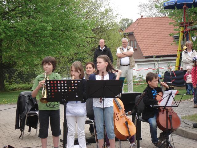 Das kleine Orchester übernimmt die Begleitung