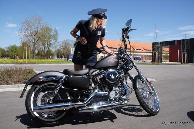 Harley Davidson Westpoint Augsburg - Highway Patrol-Sgt. Michaela ist sehr angetan von der Seventy-Two ...
