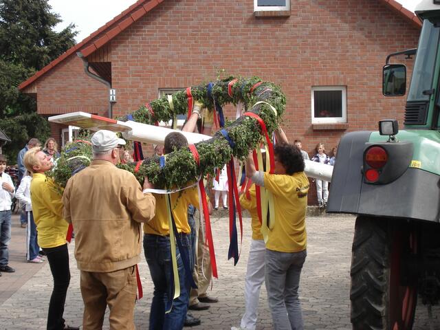 Vorsichtig werden die Kränze aufgeschoben