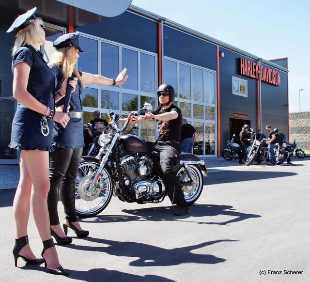 Harley Davidson Westpoint Augsburg - Highway Patrol-Sgt's Michaela und Andrea stoppen Tom auf seiner 2012er Harley Seventy-Two