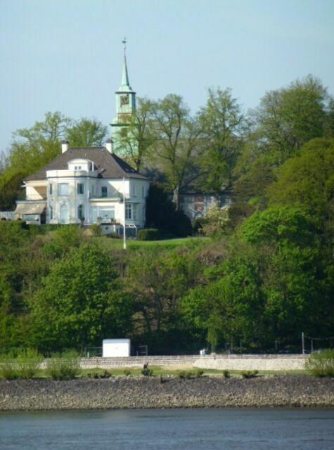 Die NIenstedtener Kirche im Hintergrund - eine beliebte Hochzeitskirche und meine Taufkirche