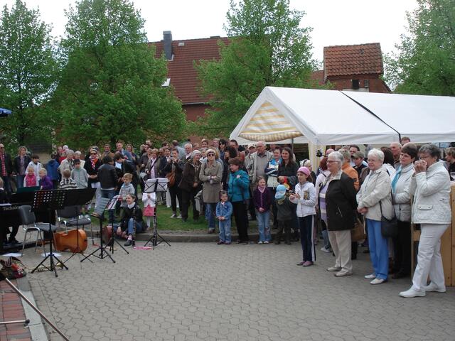 Die Zuhörer füllen den Platz
