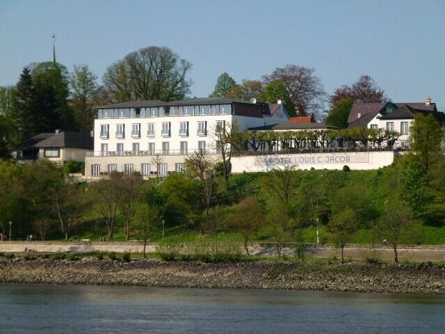 Sicht vom Schiff aus - ganz links die Spitze des Kirchturms der Nienstedtener Kirche