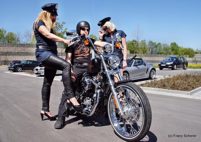 Harley Davidson Westpoint Augsburg - Highway Patrol-Sgt's Michaela und Andrea stoppen Tom auf seiner 2012er Harley Seventy-Two - Kontrolle ist angesagt