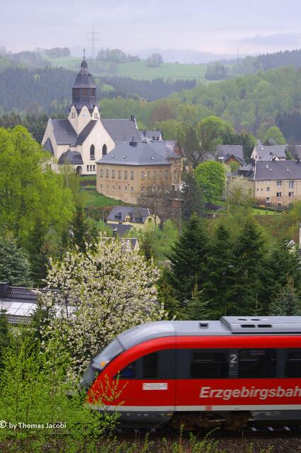 Die Erzgebirgsbahn fährt an Wiesa vorbei.