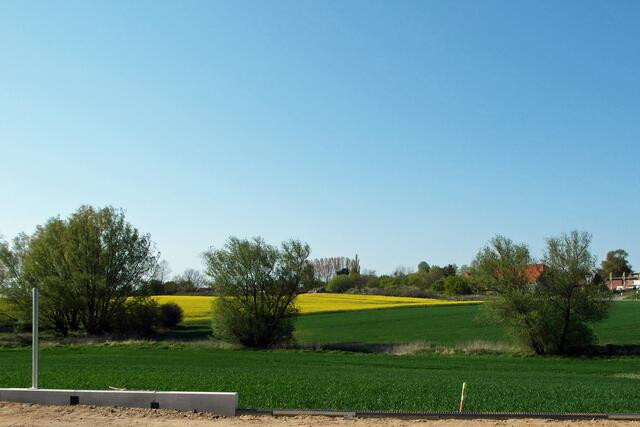 Landschaftsbild nördlich von Dassow (im Hintergrund Gebäude am Travemünder Weg)