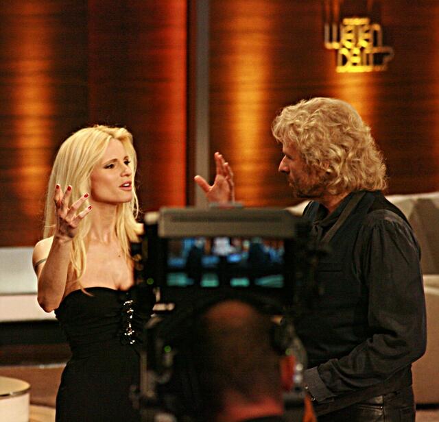 Michelle Hunziker und Thomas Gottschalk haben das Vorwort und Nachwort für das Buch von Samuel Koch geschrieben. Diese Aufnahmen entstanden im vergangenen Jahr bei Wetten Dass in Augsburg.