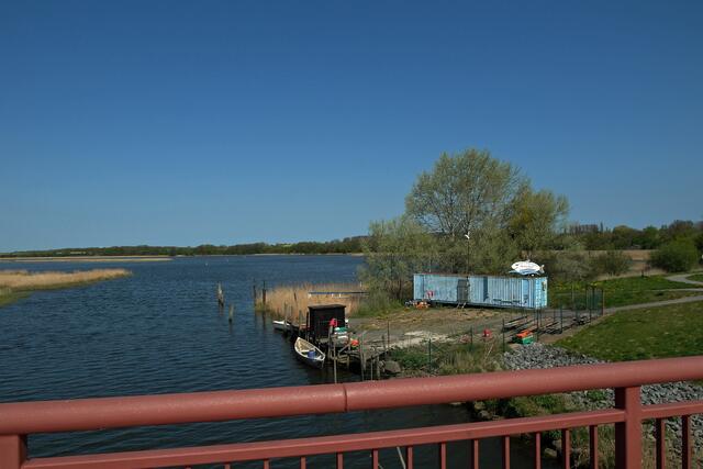 Sicht von der Dassower Brücke, die im Bundesland Mecklenburg-Vorpommern liegt, auf den Dassower See, der zum Bundesland Schleswig-Holstein gehört.