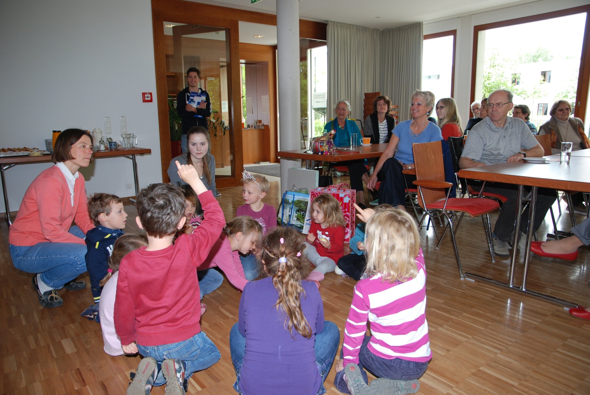  Ehrenamtliche sind gefragt - Kindergarten bewirbt sich um seniorTrainer Motiv 