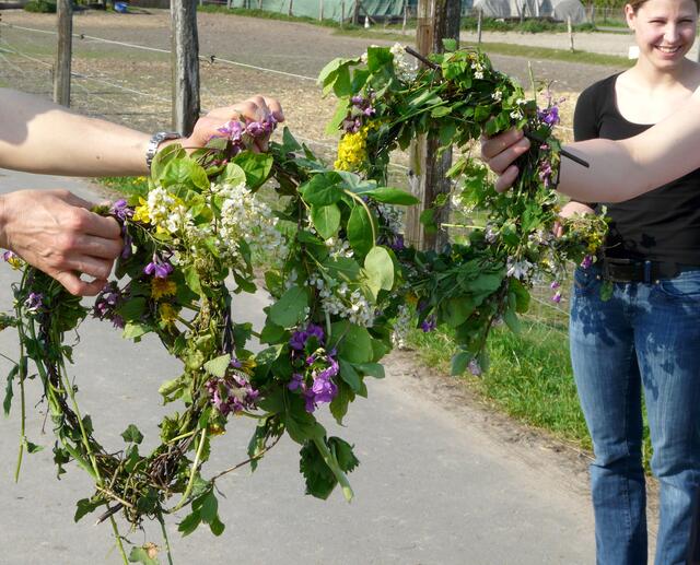 Besonders wurde das noch durch die schönen Frühlingsblumenkränze unterstrichen, die Pferd und Reiter schmückten. Eine tolle Idee! Denn eine Aufgabe zwischen den zu absolvierenden Aufgaben an verschiedenen Stationen bestand darin unterwegs diese Kränze zu binden...die bis zum Ende halten sollten...