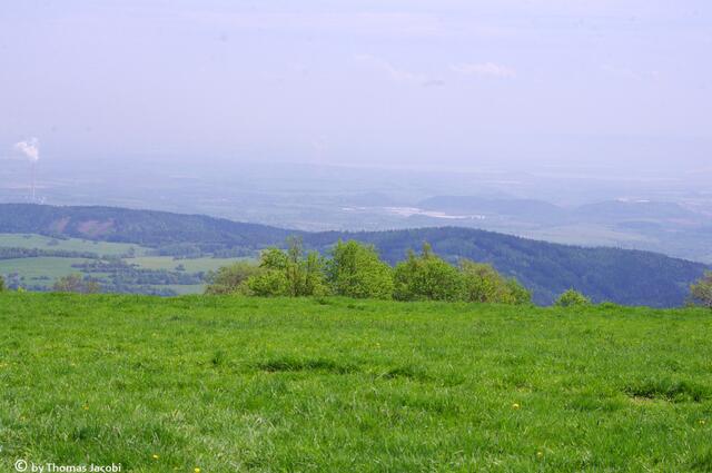 Blick zum Egertal. Wie immer kaum zu erkennen durch den Dunst.