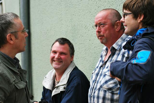 Tageblatt/MZ-Fotograf Torsten Biel im Gespräch mit den Preisträgern des Fotowettbewerbs, Frank Teichert, Uwe Dorloff und Andreas Brix.
