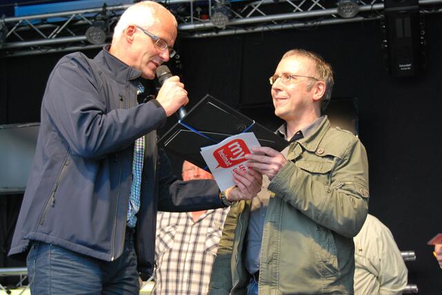 Regionalverlagsleiter Olaf Döring überreicht Frank Teichert den ersten Preis: eine Ballonfahrt.