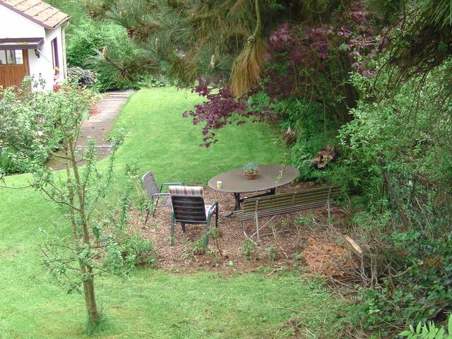 Und im nächsten Jahr wird der Sitzplatz gelb sein. Eine Forsythienhecke umrundet ihn.
