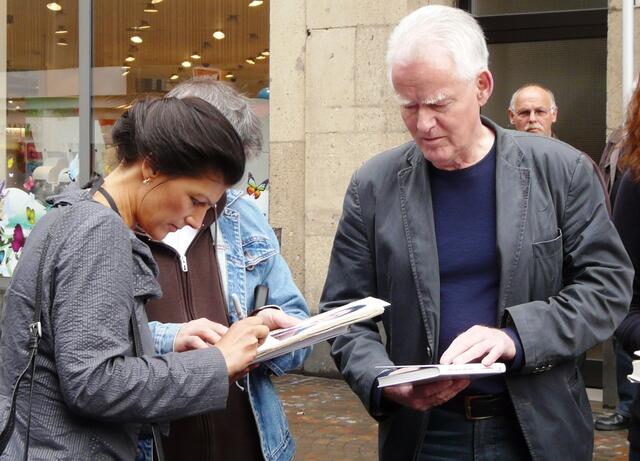 Sahra signiert ihr Buch