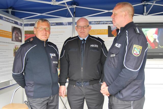 Polizeisprecher Jörg Bethmann (r.) mit Kollegen.