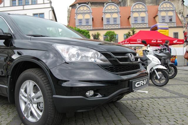 Kleine Automesse auf dem Markt.