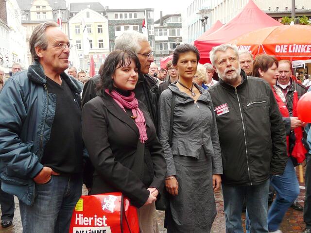 Sahra Wagenknecht mit den Landtagskandidaten der Linken im  Kreis Reckllinghausen