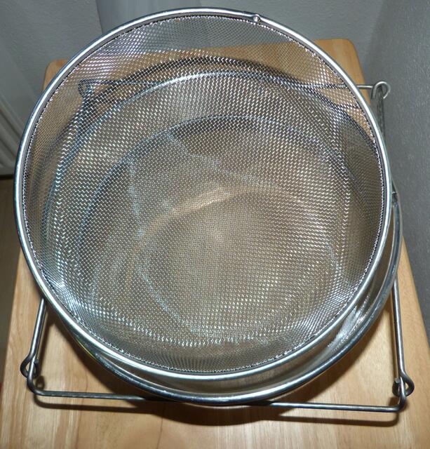 Durch dieses Doppelsieb läuft der Honig, wenn er aus der Schleuder kommt und wird von gröberen Bestandteilen befreit.