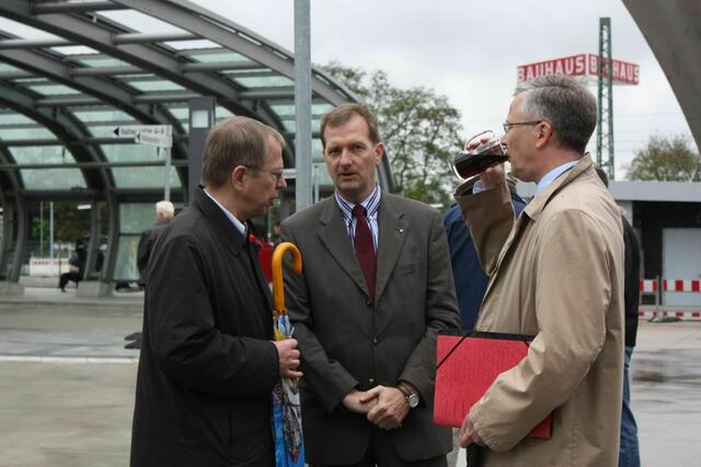 RMV-Geschäftsführer Klaus-Peter Güttler (links) und Dr. Klaus Vornhusen von der Deutschen Bahn (rechts)