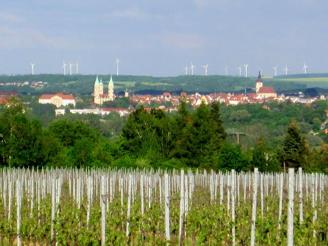 Naumburg bei tiefstehender Abendsonne.
