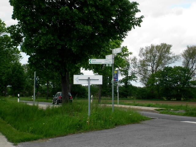 Schilder weisen den Weg zur Wassermühle