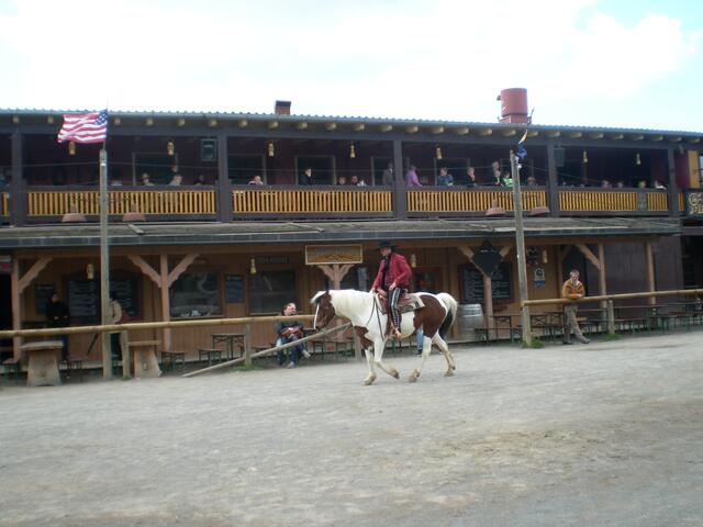 noch ist es leer,...