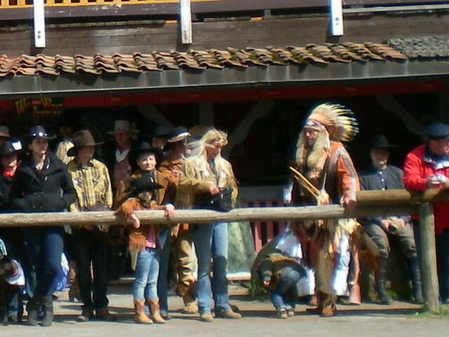 Besucher und Darsteller sind nicht zu unterscheiden,...