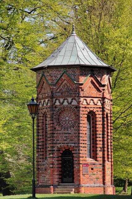 Das nördlich des Münsters am ehemaligen Mönchsfriedhof gelegene frühgotische Beinhaus wurde vor 1250 gebaut, um die Gebeine der Mönche aufzunehmen, die bei Bestattungen auf dem Friedhof ausgegraben wurden. In Österreich und Süddeutschland oft anzutreffen, ist es hier im norddeutschen Raum jedoch eine Ausnahme. Der Bau ist ein Oktogon, die Wände mit glasierten und unglasierten Ziegeln im Wechsel gestaltet. Die Rundstäbe, die die Oktogonecken verzieren, erinnern stilistisch noch an die Spätromanik. Als Verzie
