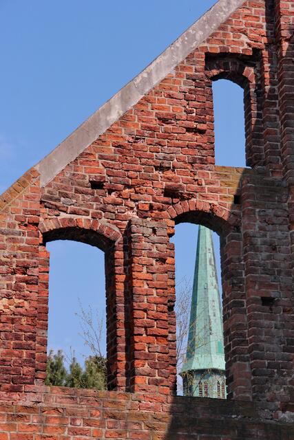 Das Wirtschaftsgebäude war eines der wichtigsten Bauwerke des Klosters. Es wurde um 1280 errichtet, war ca. 40 Meter lang und hatte ein mächtiges Satteldach. In diesem Gebäude waren Vorratsräume, eine Mälzerei und Brennerei untergebracht. In einem westlichen Anbau arbeitete eine Wassermühle. 1979 wurde das Gebäude durch einen Brand vernichtet.
