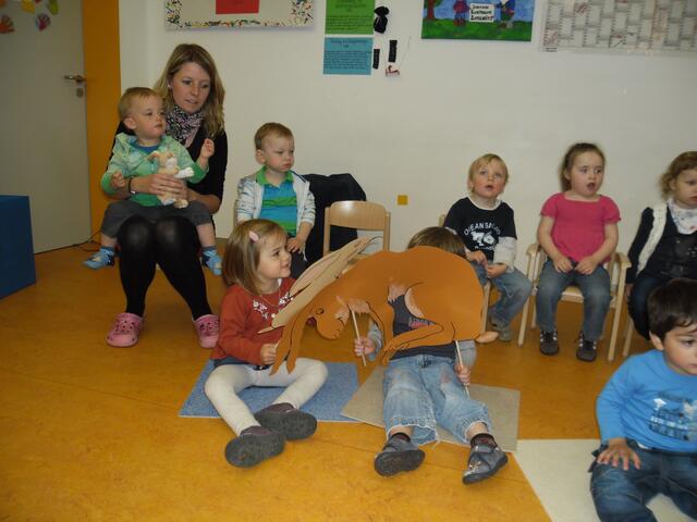 Der kleine Hase hielt sich an den Ohren fest.