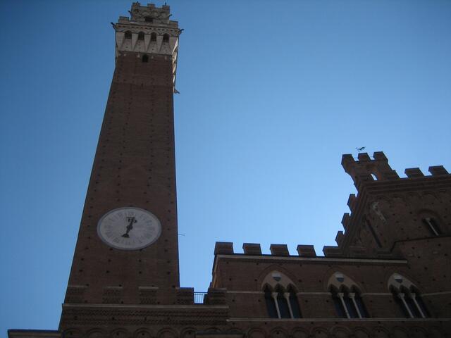 Campanile am Marktplatz in Siena