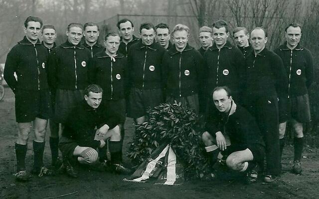 Hannover 96 feiert die Norddeutsche Fußballmeisterschaft 1954 vor St. Pauli und Altona 93. Kurz darauf sollten sie, wie bekannt, auch Deutscher Meister werden. Der blonde Junge in der Bildmitte ist Rolf Gehrcke