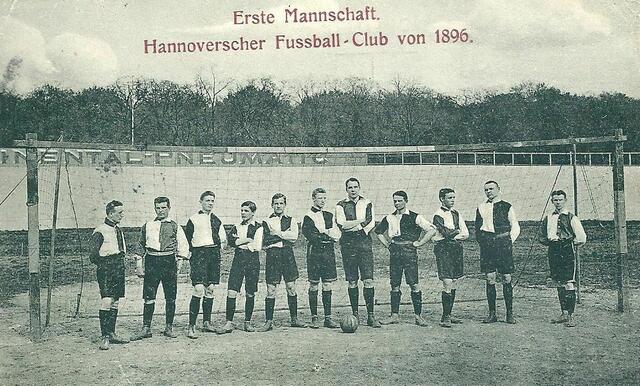 Schon vor über 100 Jahren gab es Werbebanden, wie es hier auf einem Foto (Radrennbahn am Schlachthof)  zu sehen ist, Postkarte 28.5.1906
