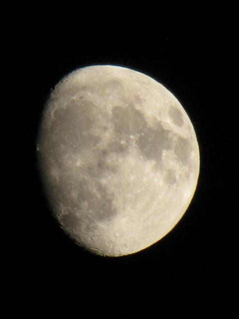Der sieht aus wie unser Mond; sollte es sich um den selben handeln? ;-))