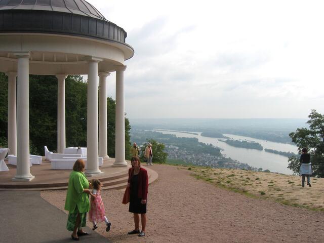 Tempel am Niederwald-Denkmal. Personen unbek.