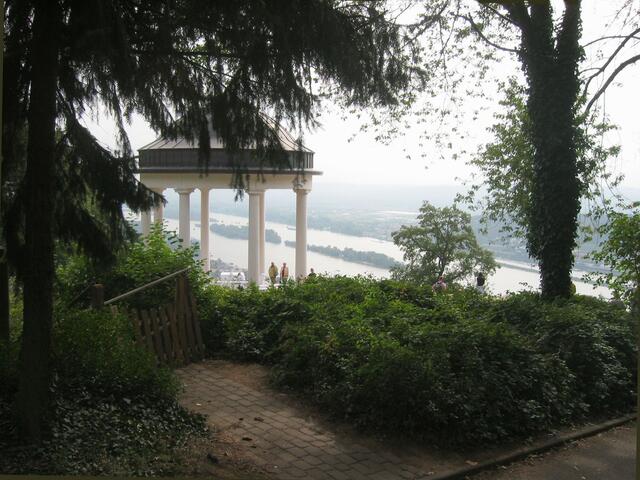 Blick durch den kleinen Tempel auf den Rhein